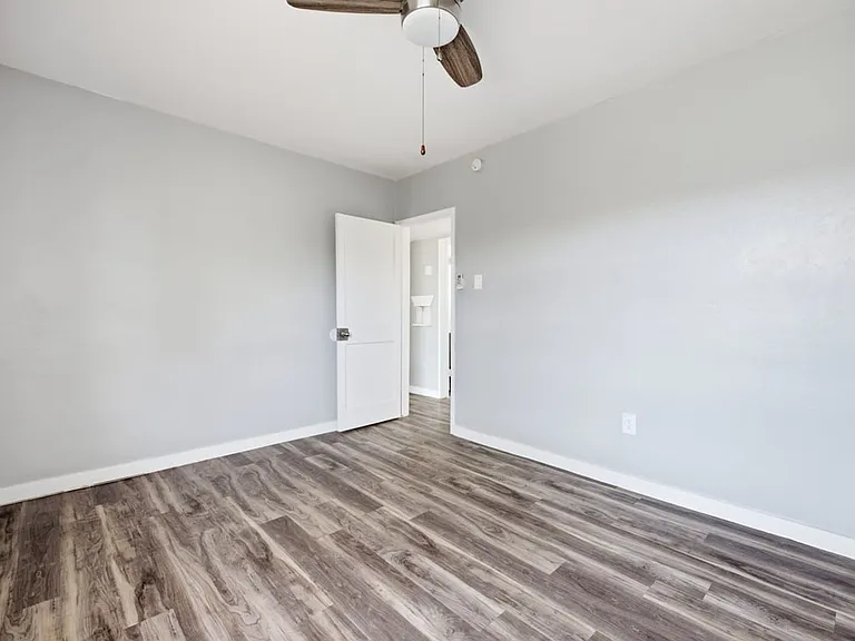 2130 N Forgeus Ave #B — Photo 12
