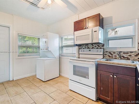 3rd image of 440 NW 93rd St #440