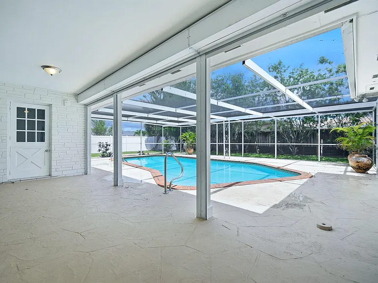 321 E Chaminade Dr — Photo 45
