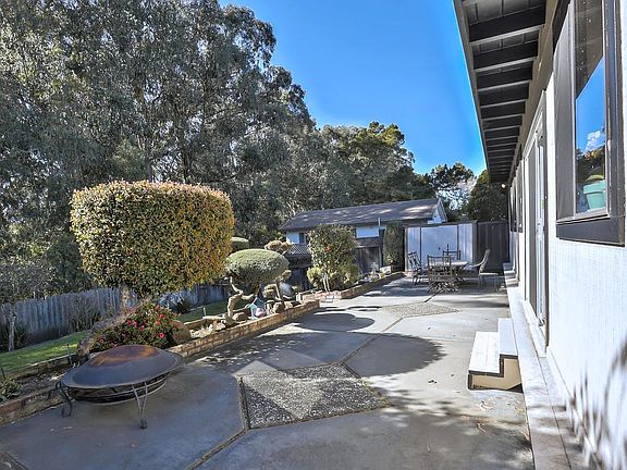 3rd image of 3370 Crestmoor Dr