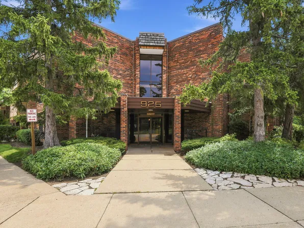 925 Spring Hill Dr APT 212, Northbrook, IL 60062