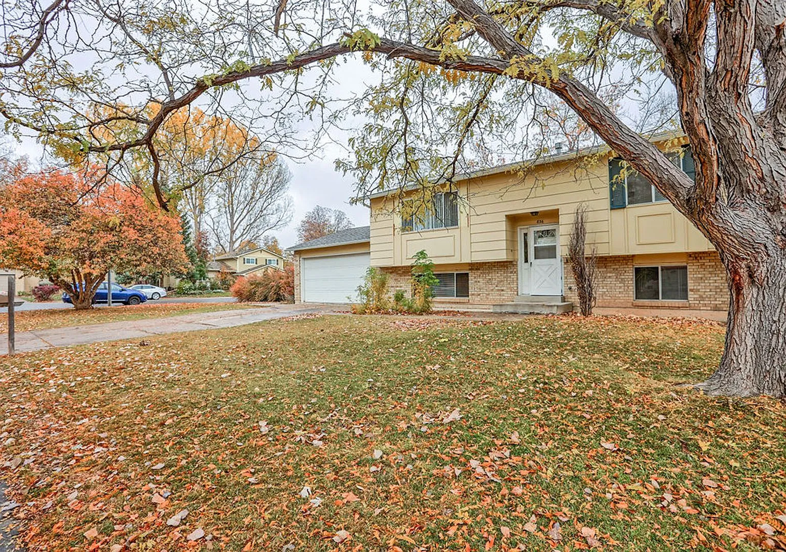 Beautiful 4 Bedroom Split-Level Home Large Lot in West Fort Collins — Photo 3
