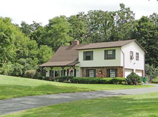 4 Creekside Ln, Pleasant Valley, NY 12569