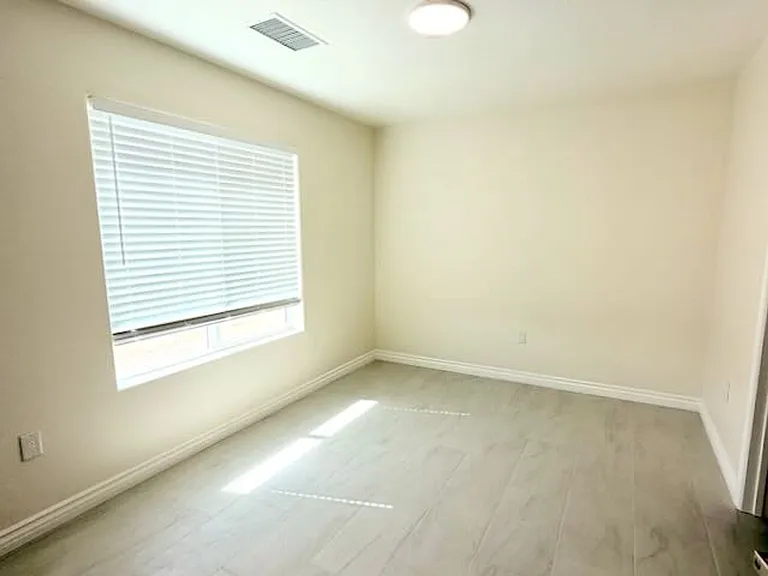Spacious 3BR/2BA Home with Open Floor Plan, Garage & Washer/Dryer — Photo 75
