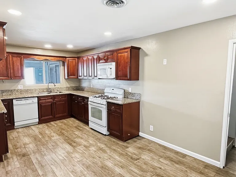 2621 Damien Ave — Photo 8