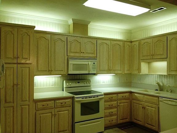 Kitchen w/ lighting