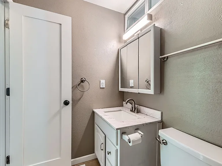 1186 N Franklin Ave — Photo 15