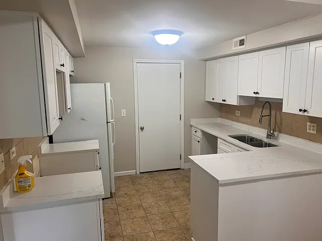 3 bed, 2.5 bath, 1375 sqft, $2,915 — Photo 2