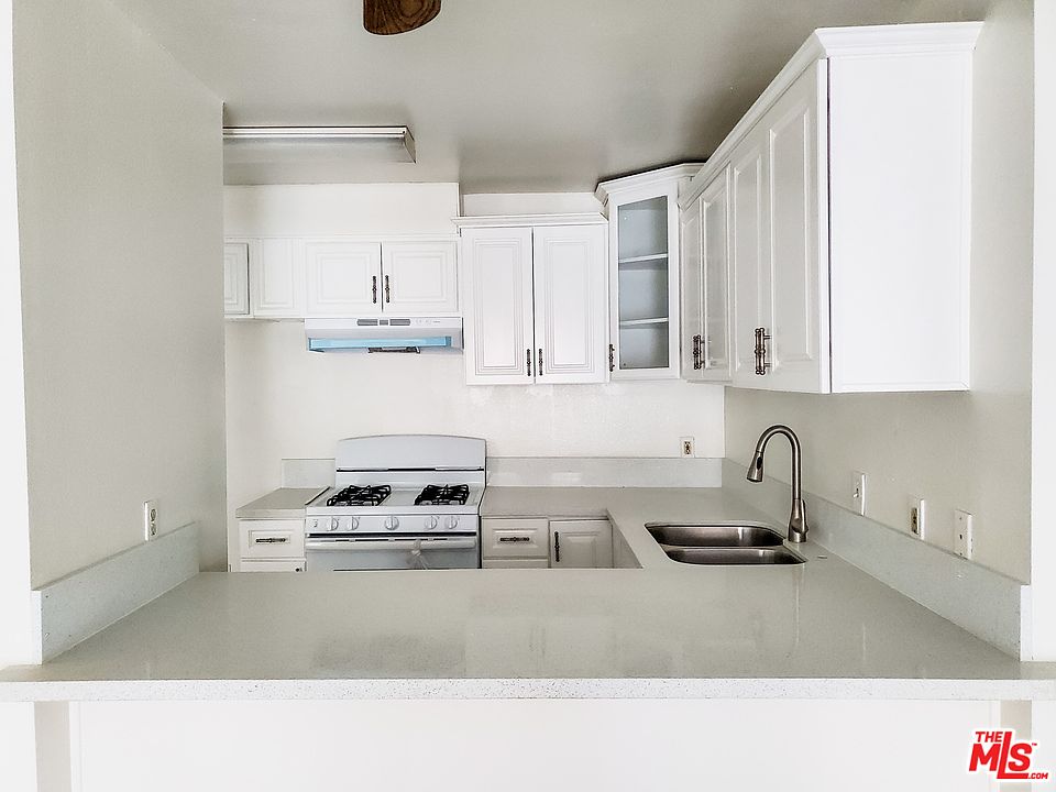 1st image of 4664 W Maplewood Ave #103