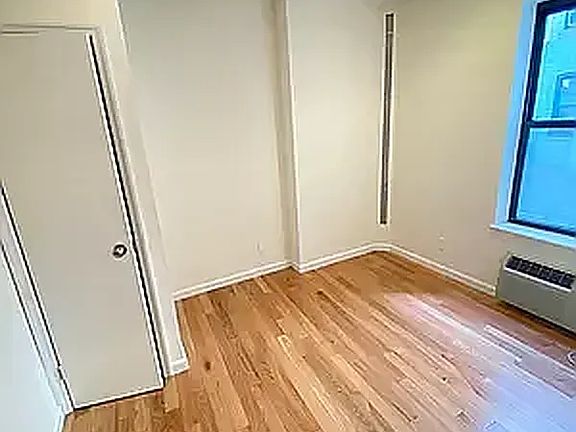 3rd image of 559 W 188th St APT 11