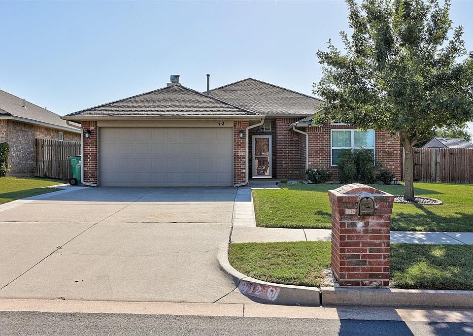 1st image of 12 Woodgate Dr