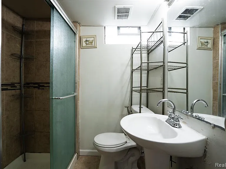 4781 Williamson St — Photo 9