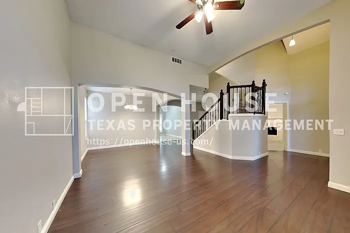 6916 Chateau Dr — Photo 4