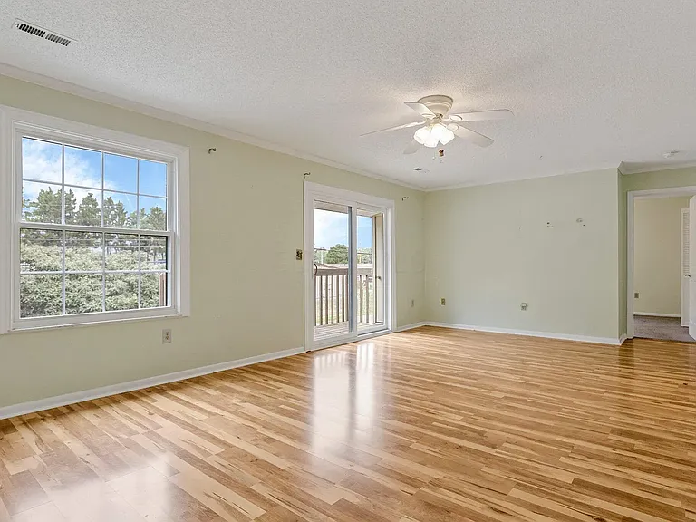 594 Moull St #11 — Photo 4