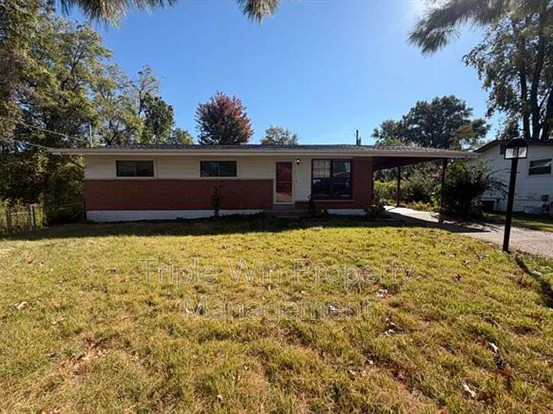 3 bed, 1.0 bath, 1008 sqft, $1,830 — Photo 1
