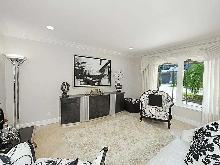 885 NE Mulberry Dr — Photo 9