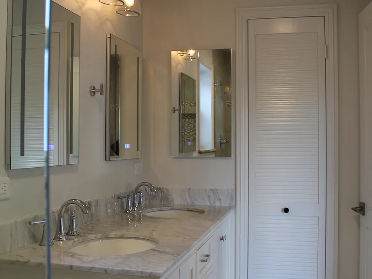 202 E Strawberry Dr — Photo 8