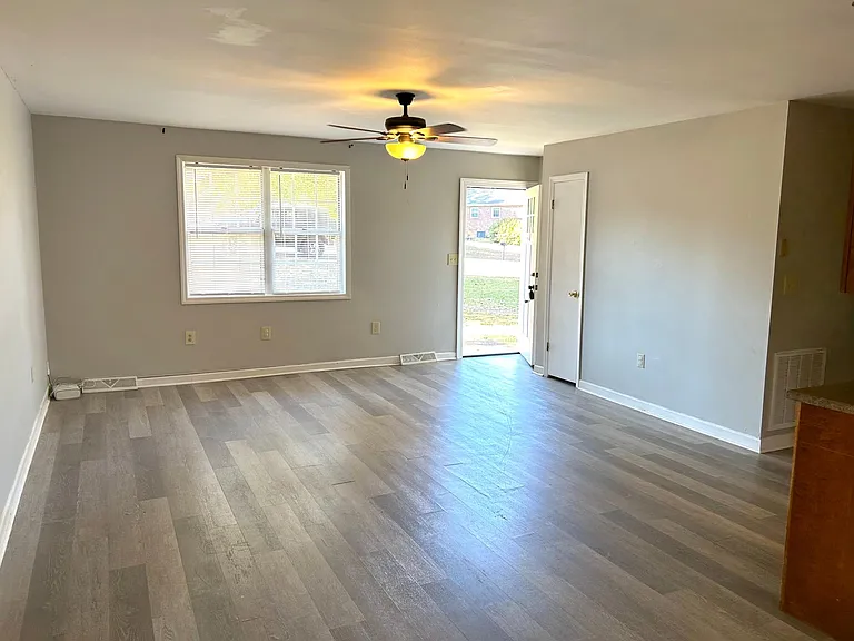 314 Barry Dr — Photo 3