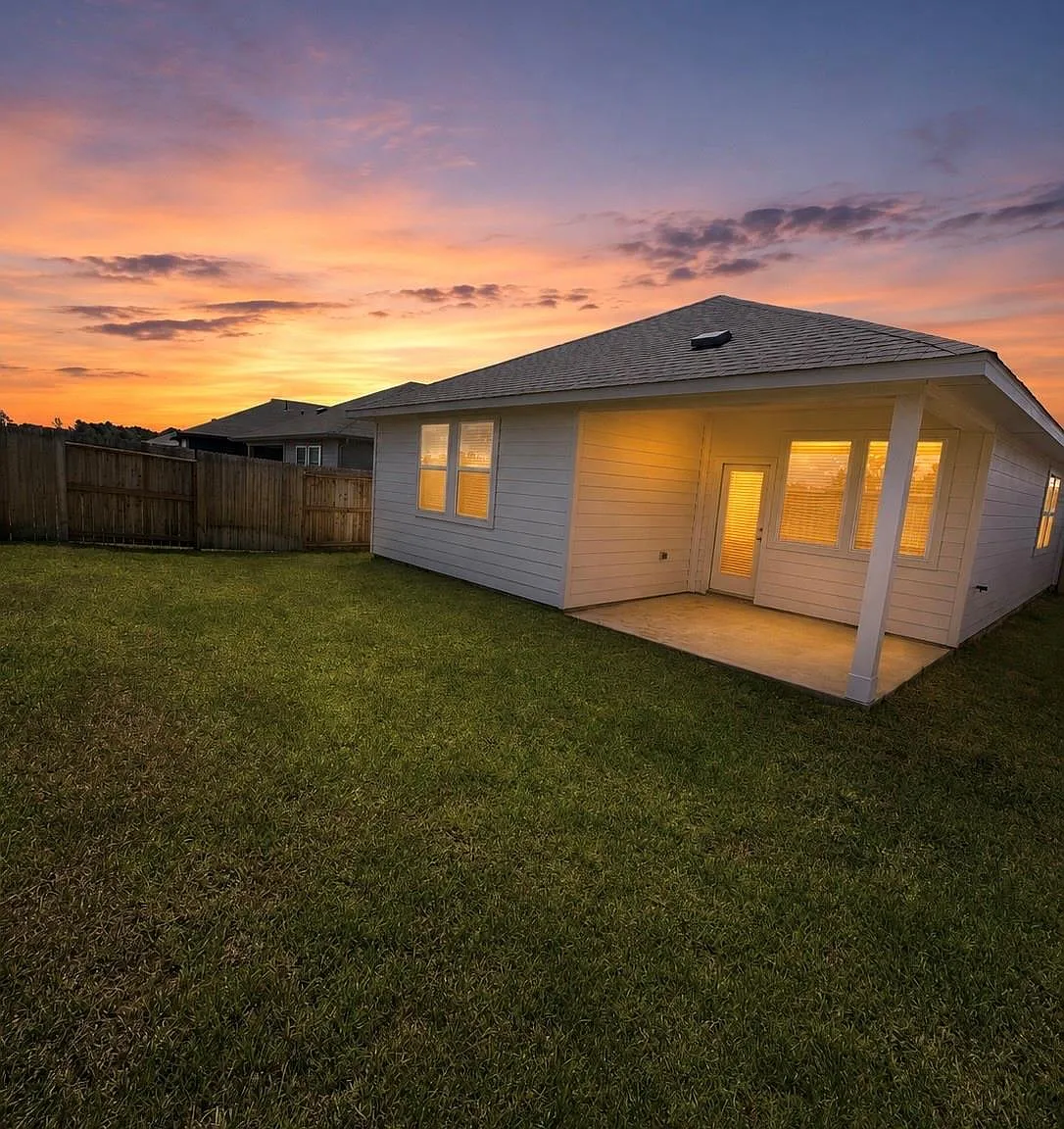 3 bed, 2.0 bath, 1405 sqft, $1,950 — Photo 3