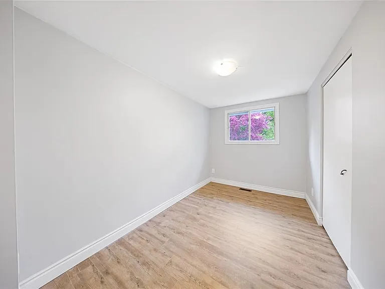 183 Bedford Cres — Photo 15
