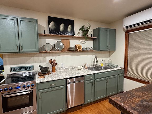 4th image of 406 E Pine Hill Dr