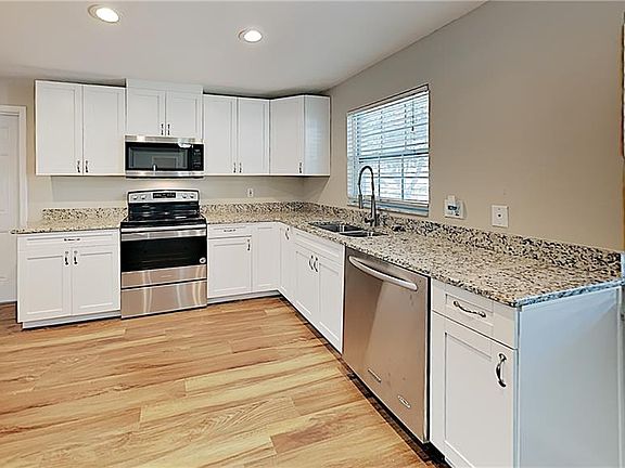 4th image of 861 Dumont Dr