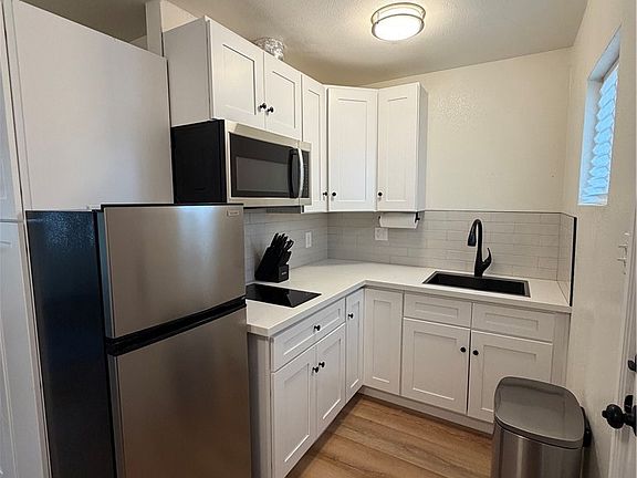 3rd image of 213 S Spring St