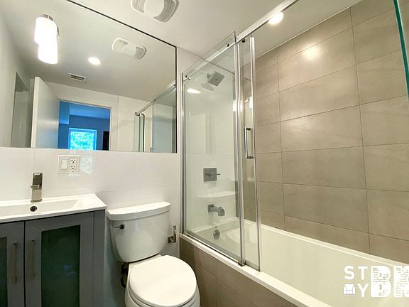 4th image of 247 Jefferson Ave APT 7