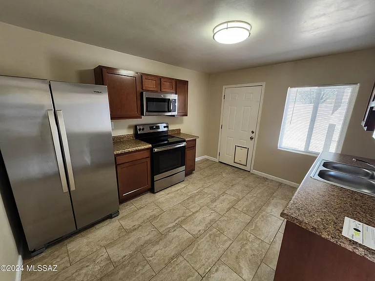 2116 N Bell Ave — Photo 3