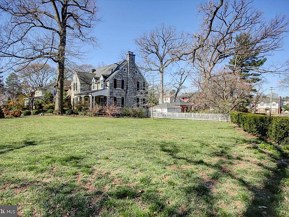 4th image of 829 Forest Dr