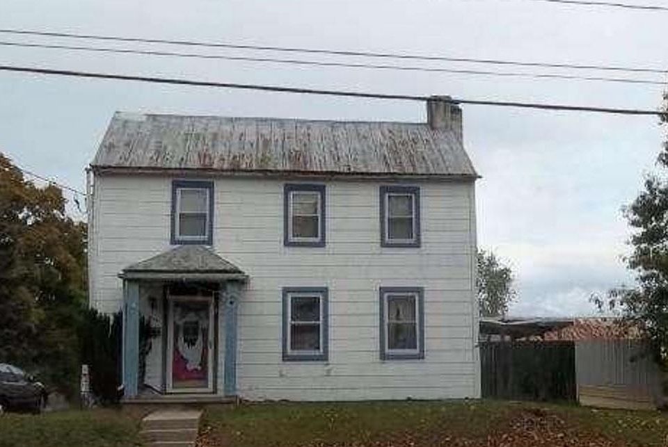 2nd image of 904 Main St