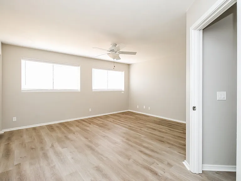 555 W Spur Ave — Photo 9