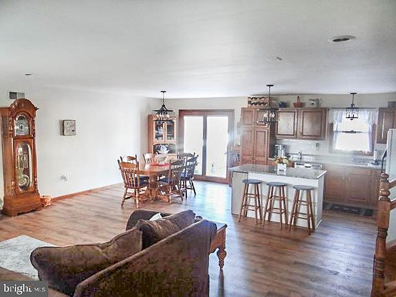 3rd image of 204 Hickory Ln