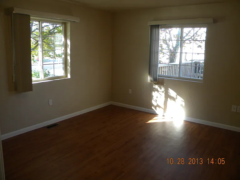 301 S Maple Ave — Photo 2