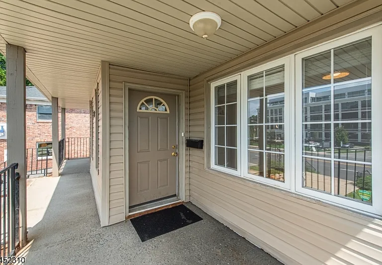 160 Bloomfield Ave #B — Photo 2