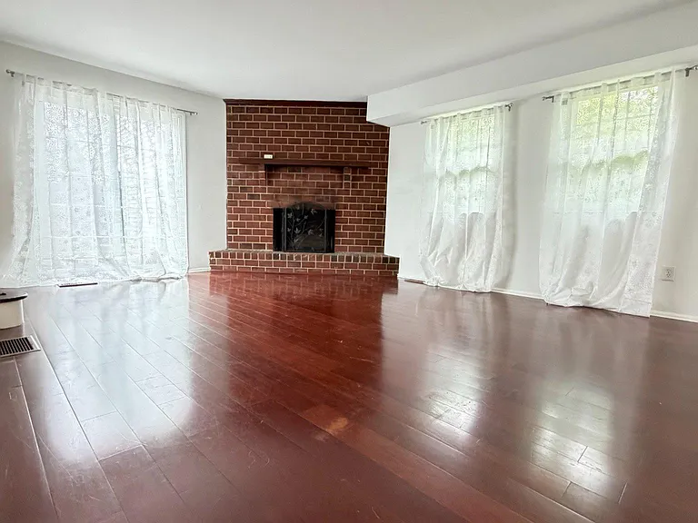 422 Village Ln — Photo 8
