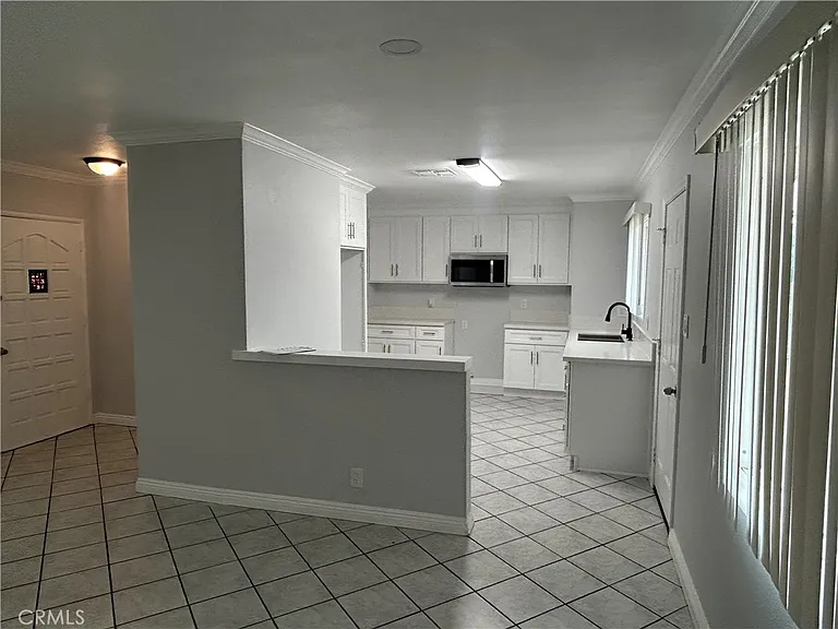 390 E Carter St — Photo 6
