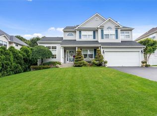 61 Beechwood Dr, Manorville, NY 11949