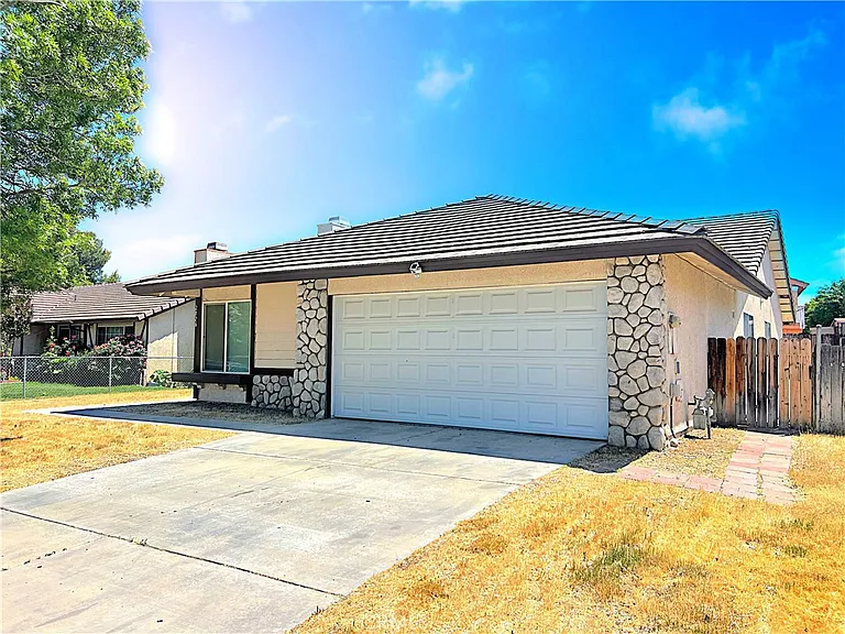 2826 San Ramon Dr — Photo 2