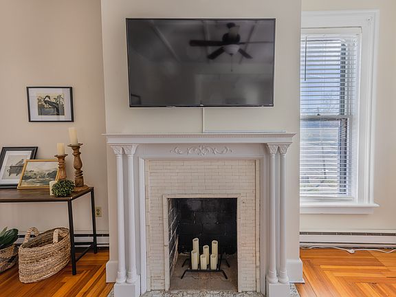 Non-working fireplace; Smart-TV.