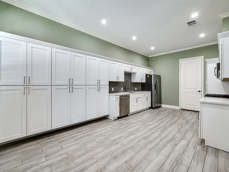 4068 Winsor Dr — Photo 7