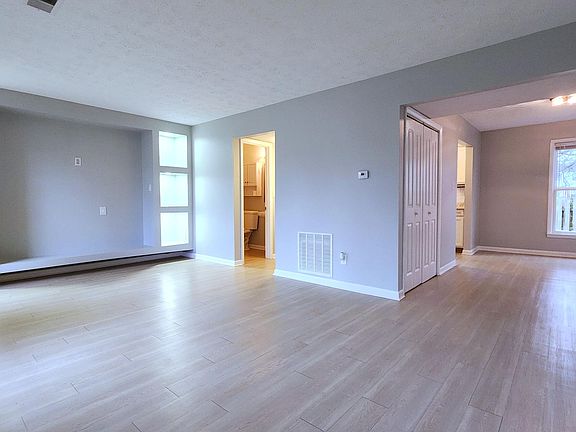 3rd image of 2496 Woodhill Dr