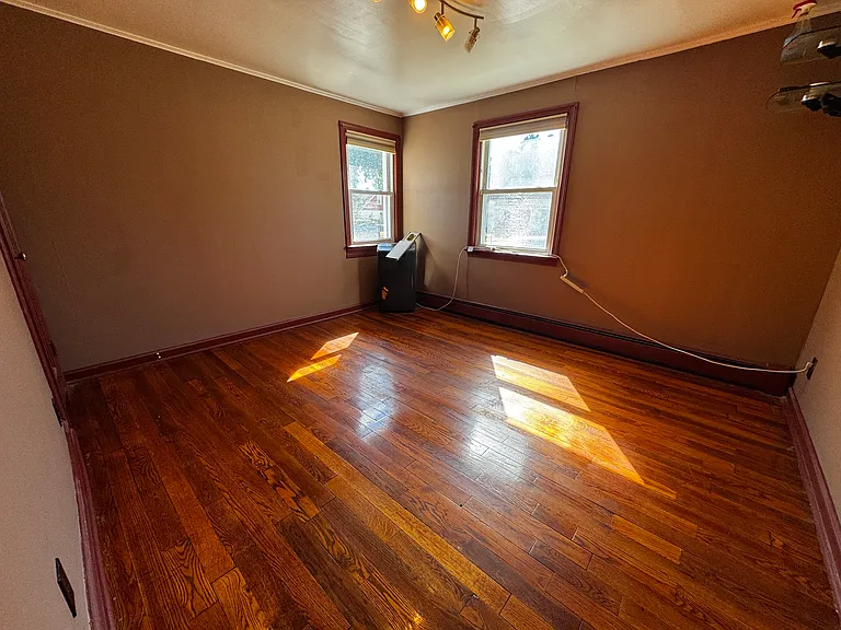576 Uncas Ave — Photo 4