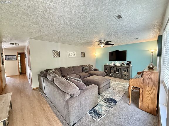 3rd image of 3035 NE Maloney Dr