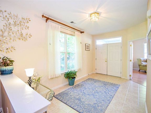 5th image of 547 Newbury Ct