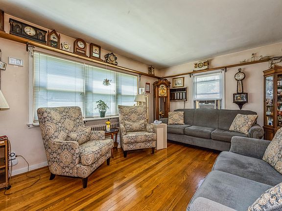 4th image of 114 Musgnug Ave