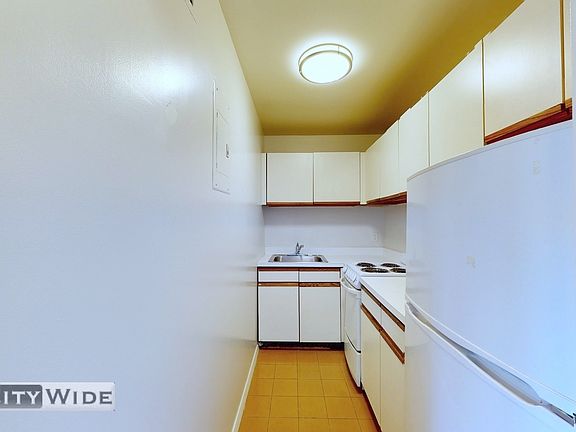 3rd image of 207 E 30th St #3RE