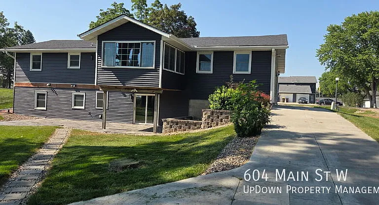 604 Main St W — Photo 1