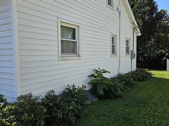 3rd image of 623 Silver Ln