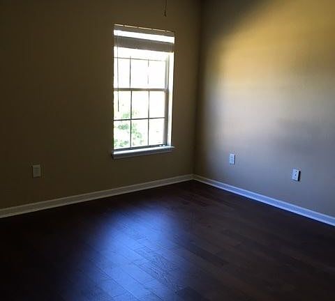 4th image of 11029 Castlemain Cir E